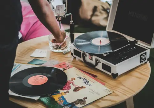 Vinyl records outsell CDs for the second consecutive year