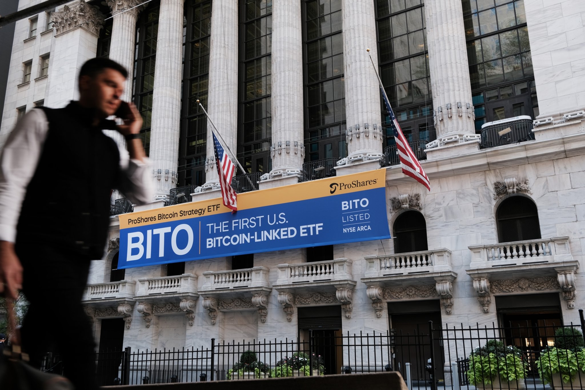 Bitcoin ETF Outflows Hit $4.4B Across Record Streak: Fidelity FBTC Among Funds Tested as NFP Looms