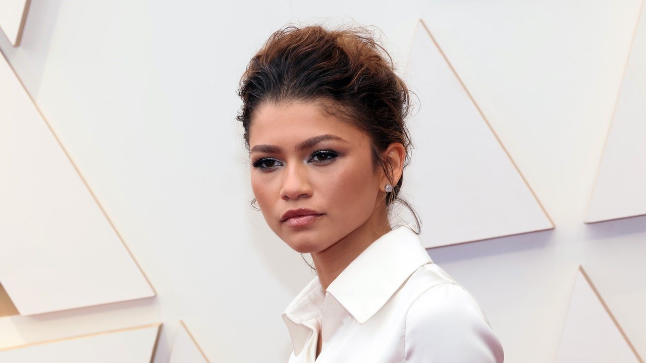 Zendaya Did Her Own Makeup for the Oscars 2022 & Vanity Fair After Party — See Photos