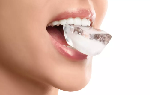¿Masticar hielo puede dañar los dientes?