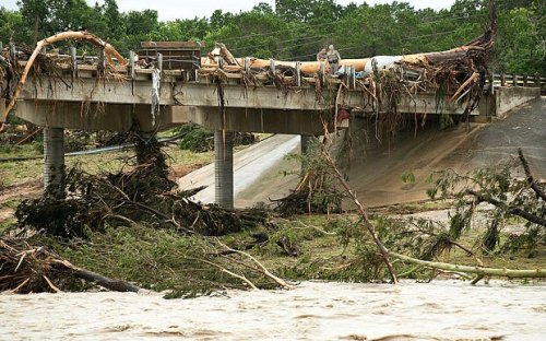 Thousands flee deadly flash floods in Texas
