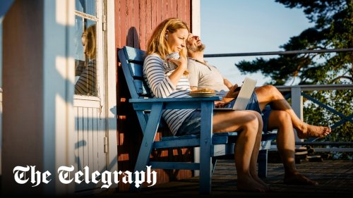 Civil servants allowed to work abroad to visit lovers and extend holidays