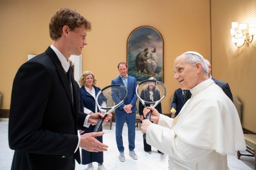Jannik Sinner gifts tennis fan Pope Leo XIV a racquet in Vatican City