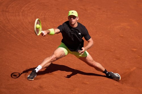 Play suspended in Barcelona when the wrong racquet gets taken for stringing