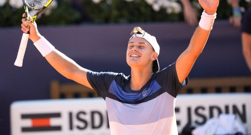 Holger Rune ends Carlos Alcaraz's clay-court winning streak to capture Barcelona title