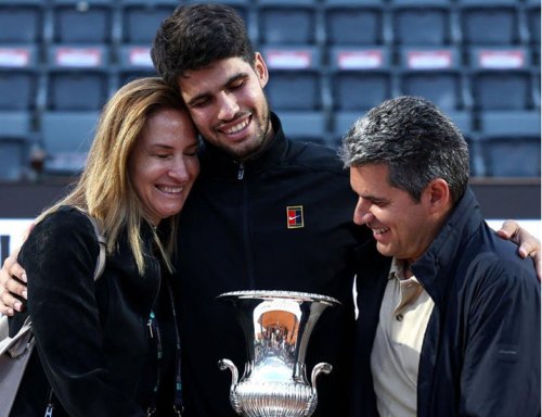 Carlos Alcaraz takes lovely pictures with his father and mother after conquering the title in Rome