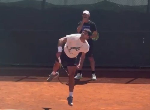 VIDEO. Carlos Alcaraz sharpens his serve ahead of Barcelona Open final vs. Rune