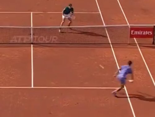 VIDEO. Alcaraz surprises the local fans with a stunning forehand passing shot during his clash vs De Minaur in Barcelona
