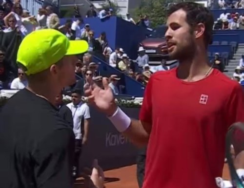 A brief moment of tension between Davidovich Fokina and Khachanov after their match
