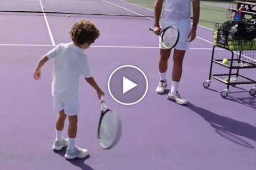 Mouratoglou apprend aux enfants à utilisr le coup droit sans effort de Federer