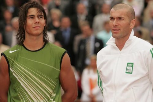 Rafael Nadal joue devant Zinedine Zidane, 17 ans après lui avoir remis son trophée.