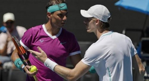 Rafael Nadal en demi-finale, mais sous une pluie de critiques pour écart au règlement