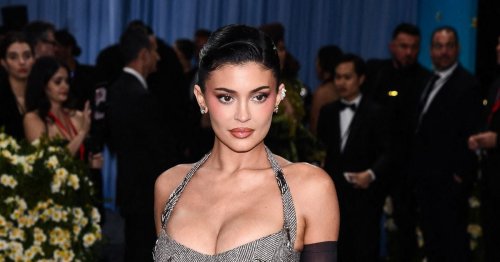 "Ozempic et plastique", "Elle peut remercier son chirurgien" : Kylie Jenner dévoile son fessier en string bikini et les internautes se déchaînent