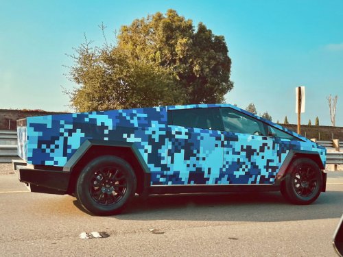 Cybertruck spotted with a blue-pixel pattern wrap, Tesla might offer wraps as a premium option