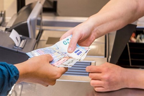 Bargeld im Handel abheben Supermarkt statt Geld­automat