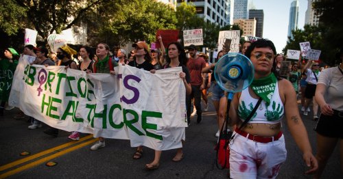 Abortion rights demonstrators take to the streets in Texas: “It’s just unbelievable”
