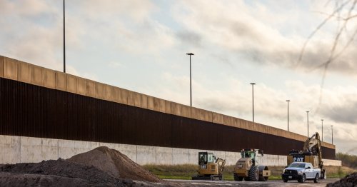 Texas awards $307 million in contracts for 14 miles of new border wall