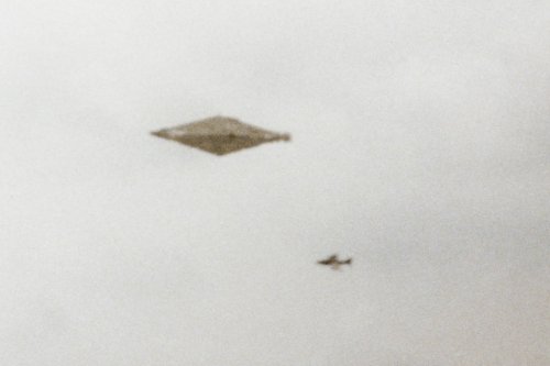 'Best ever' UFO photo showing 100ft craft finally revealed after 30 years