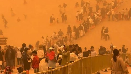 FURY ROAD Terrifying moment apocalyptic SANDSTORM engulfs 10,000 tourists leaving air thick with orange dust sparking evacuations