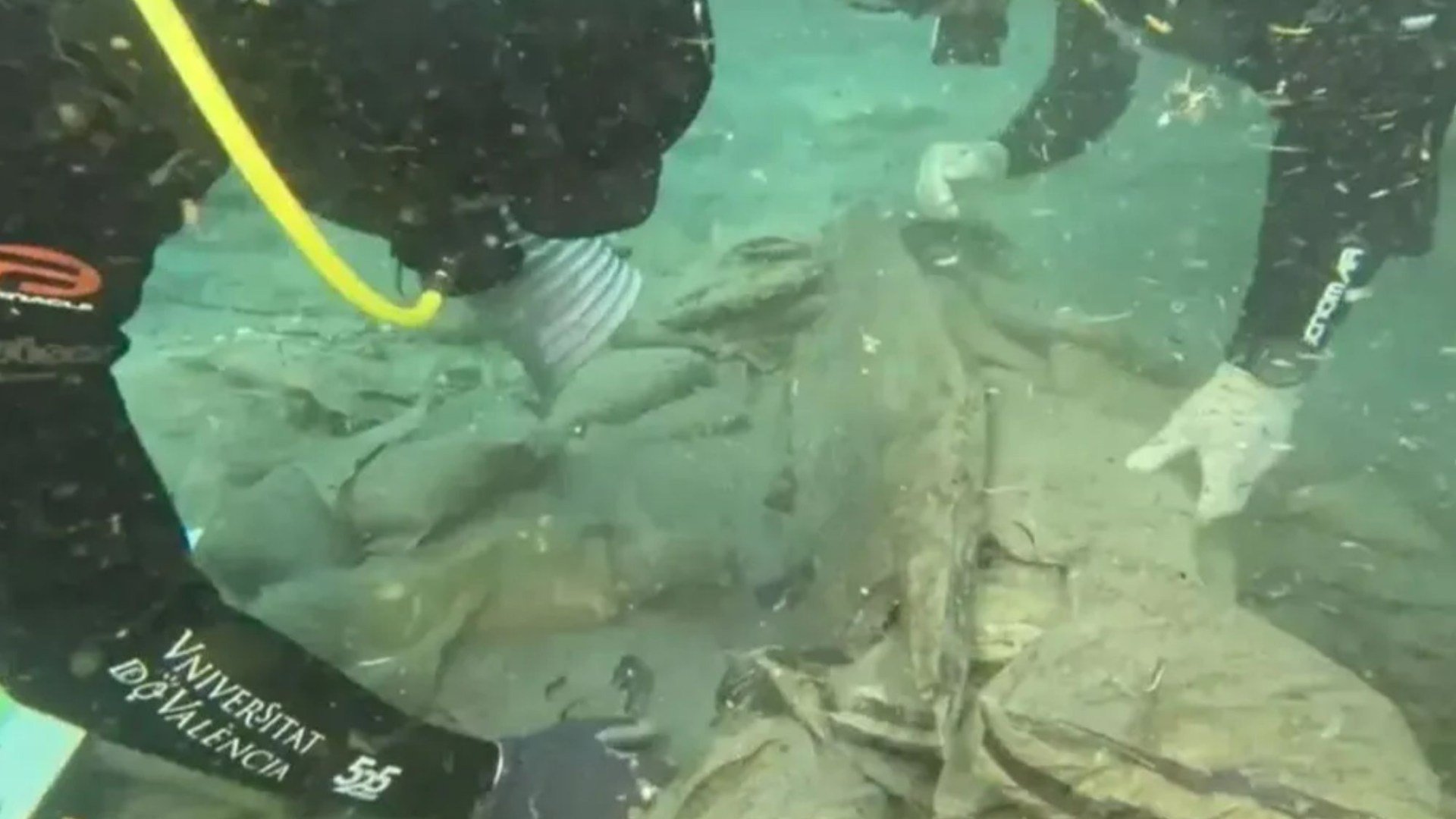 FROM THE DEPTHS Ancient 2,600yearold shipwreck is salvaged from(00)