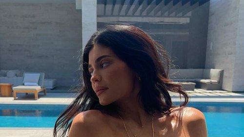 Kylie Jenner Shows Off Her Very Tiny Waist And Incredible Abs In A Green String Bikini In Steamy 