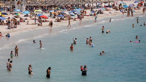 The dangerous reason why you should stop wearing jewellery when swimming at the beach