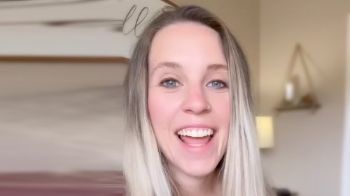 Jill Duggar shows off her completely bare legs as she shares an ...