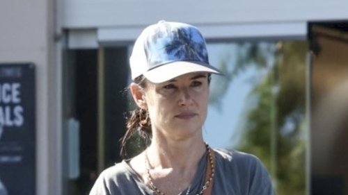 HEY JULES Juliette Lewis undresses in LA supermarket parking lot as actress goes fresh-faced during errands run
