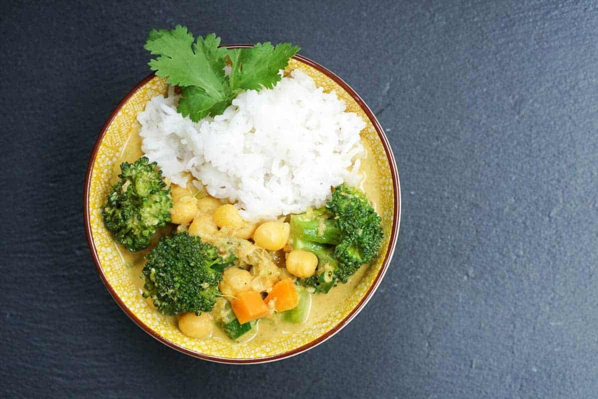 Creamy Broccoli And Chickpeas Curry With Coconut