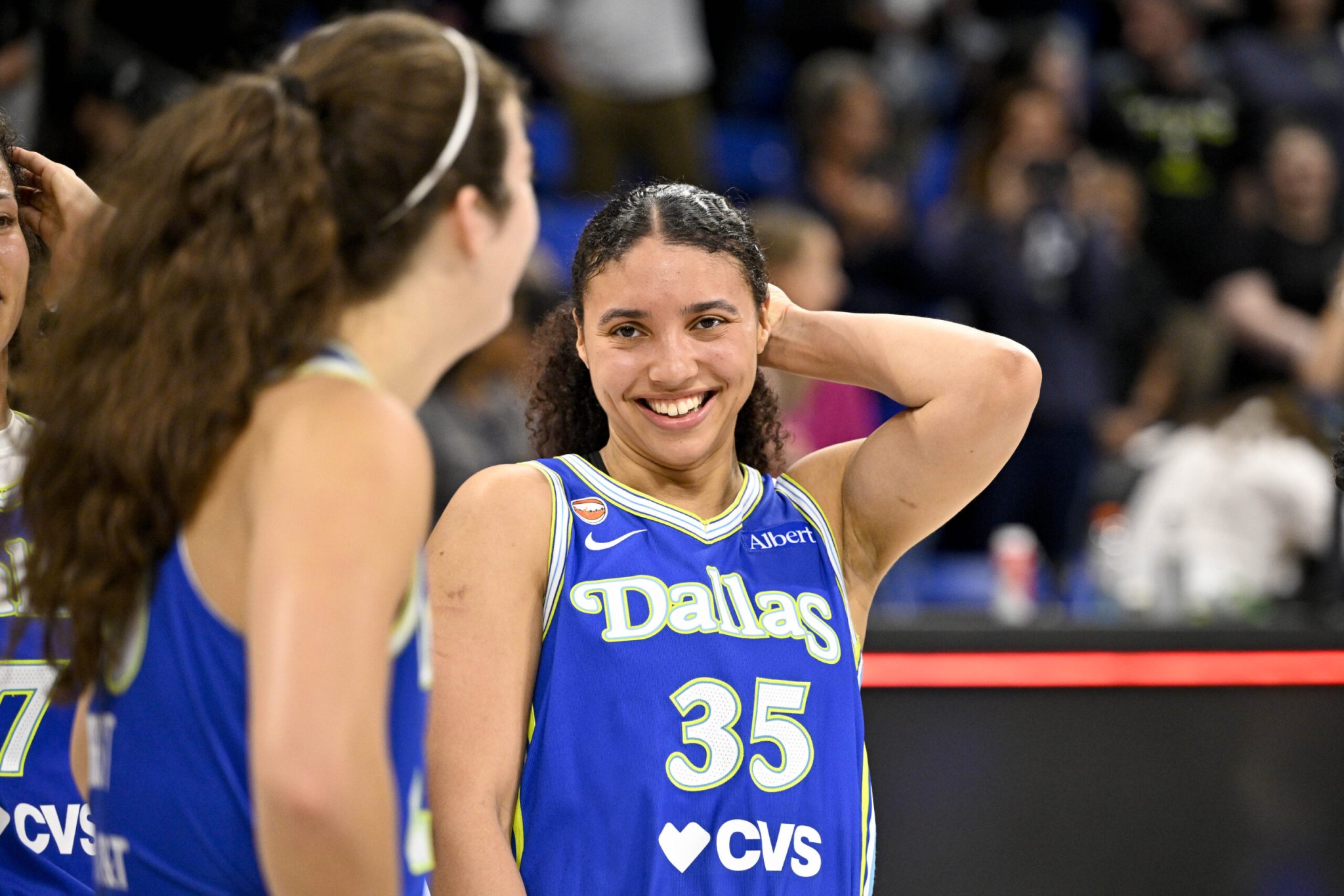 Azzi Fudd stuns in summer-inspired outfit for Wings game