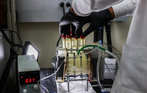 Breakthrough new technology turns dry desert air into drinkable water