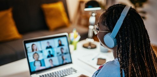 Taking intermittent quizzes reduces achievement gaps and enhances online learning, even in highly distracting environments