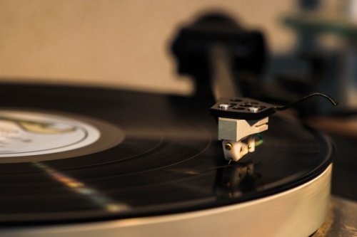 Person stumbles upon brand-new, old-school turntable at thrift shop for unbelievable price: 'It's a childhood staple'