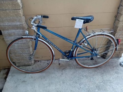Cyclist rides off with a new set of wheels after scoring a major discount on a vintage bike: ‘That is gorgeous’