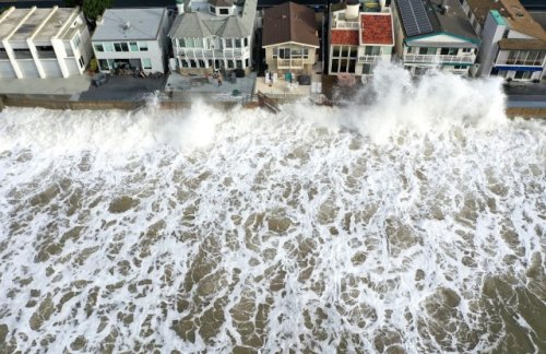 Scientists sound alarm over natural disaster driving unpredictable ‘rogue waves’ on US coast: ‘We may see more flooding’