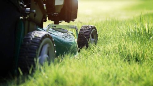 What are ‘electric lawn mowers, and what makes them better than traditional ones?