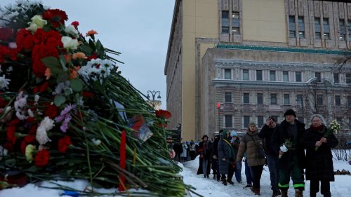 Russians Who Paid Tribute to Navalny Are Hit With Military Summons