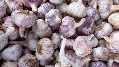 Instantly Peel Garlic Using This Simple Restaurant Trick