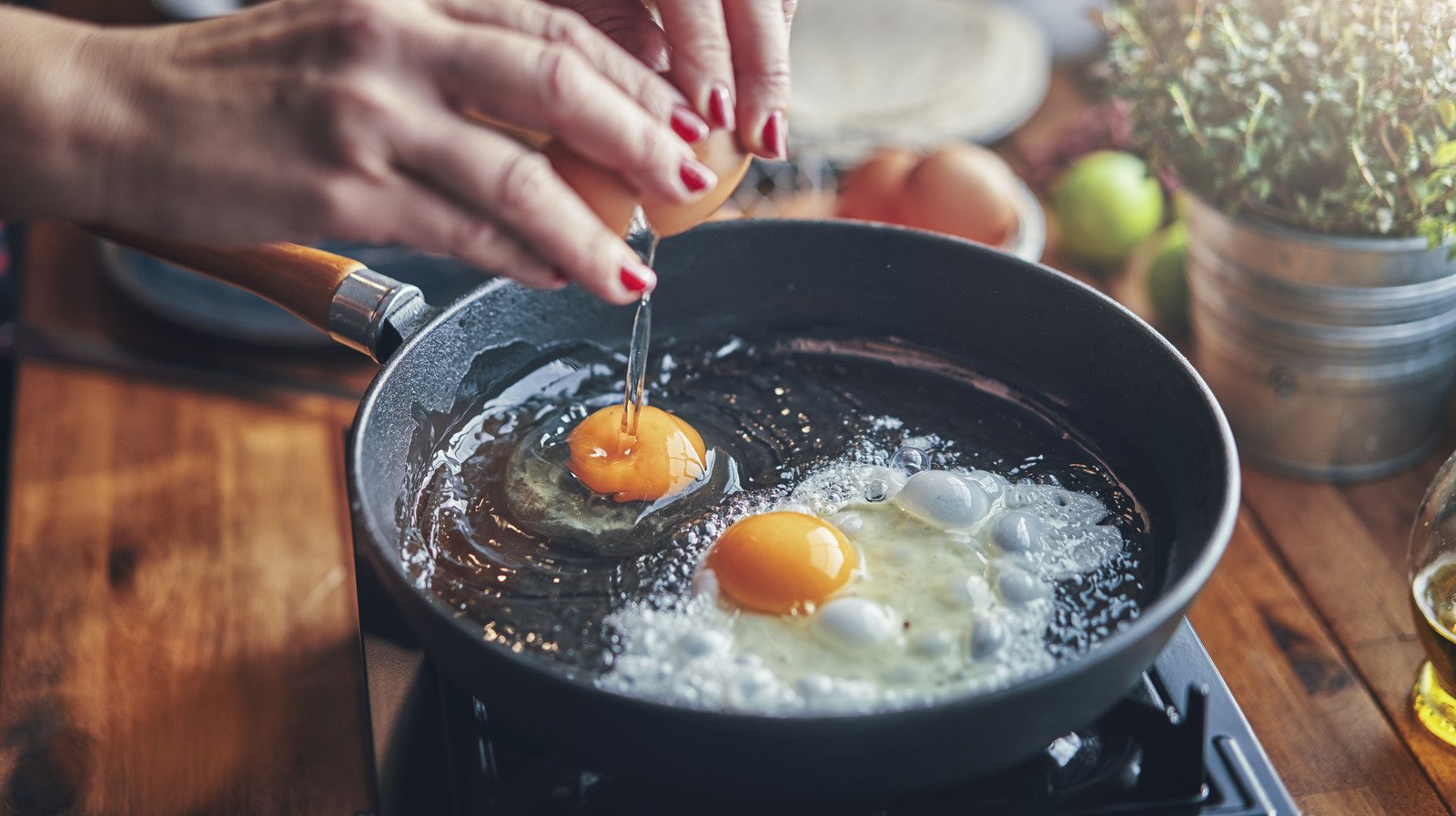 The Type Of Oil You Should Usually Avoid When Frying Eggs