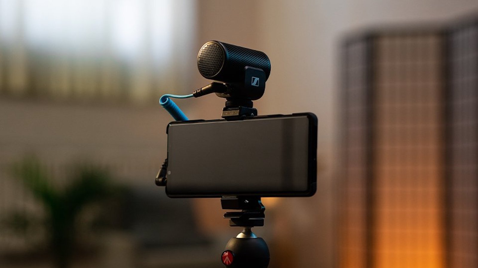 Sennheiser MKE 200 Mobile Kit has a directional on-camera microphone and Smartphone Clamp