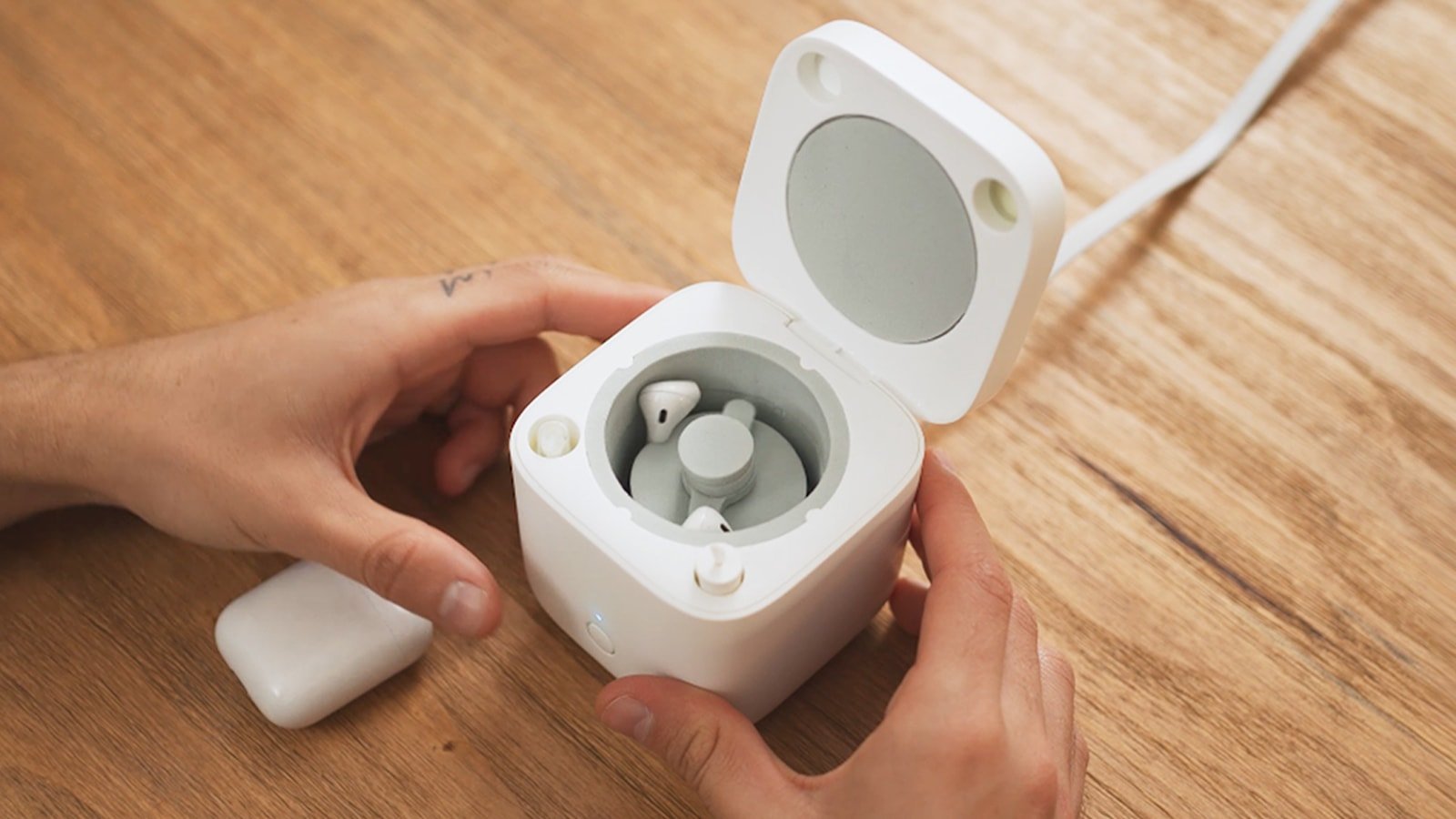 Cardlax AirPods washer automatically cleans wireless stereos and earbuds in minutes