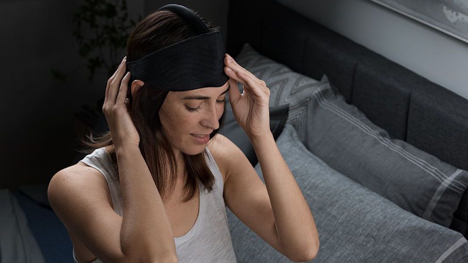 Ebb Therapeutics ComfortBand Sleep Eye Mask helps you to have a restful night