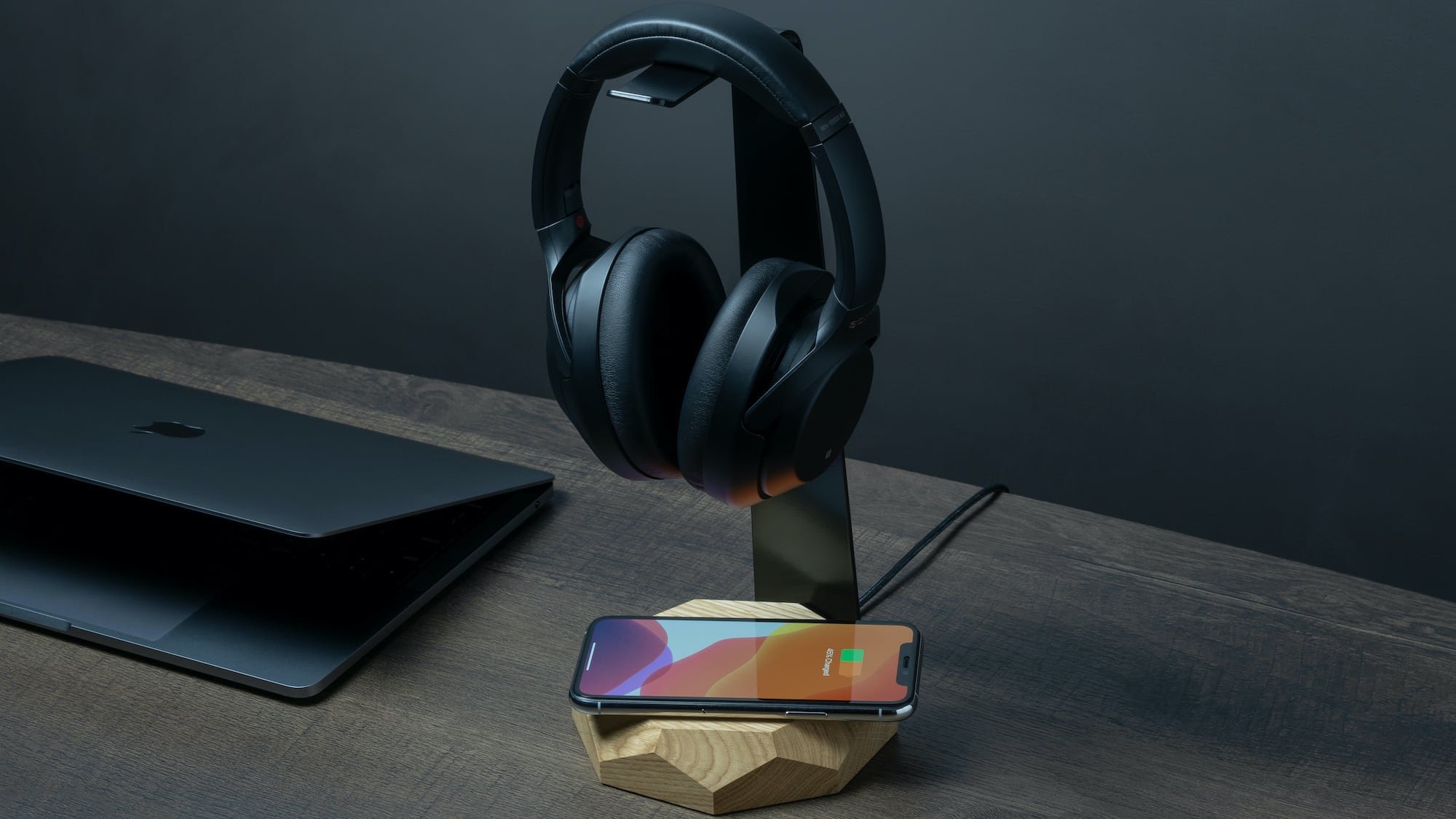 Oakywood 2-in-1 Headphone Stand and Charger offers up to 10W of power to all Qi devices