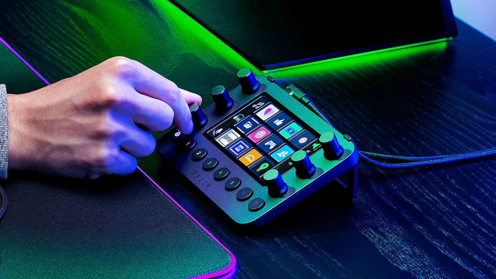 Razer Stream Controller has a customizable touchscreen for instant access to any function