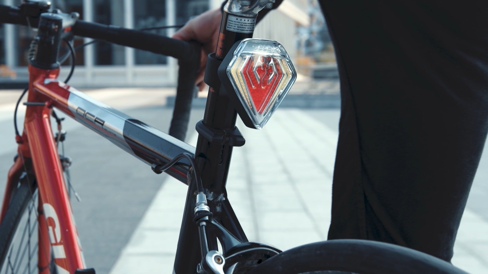 ESSENS SHIELD smart bike taillight keeps you and your bike safe
