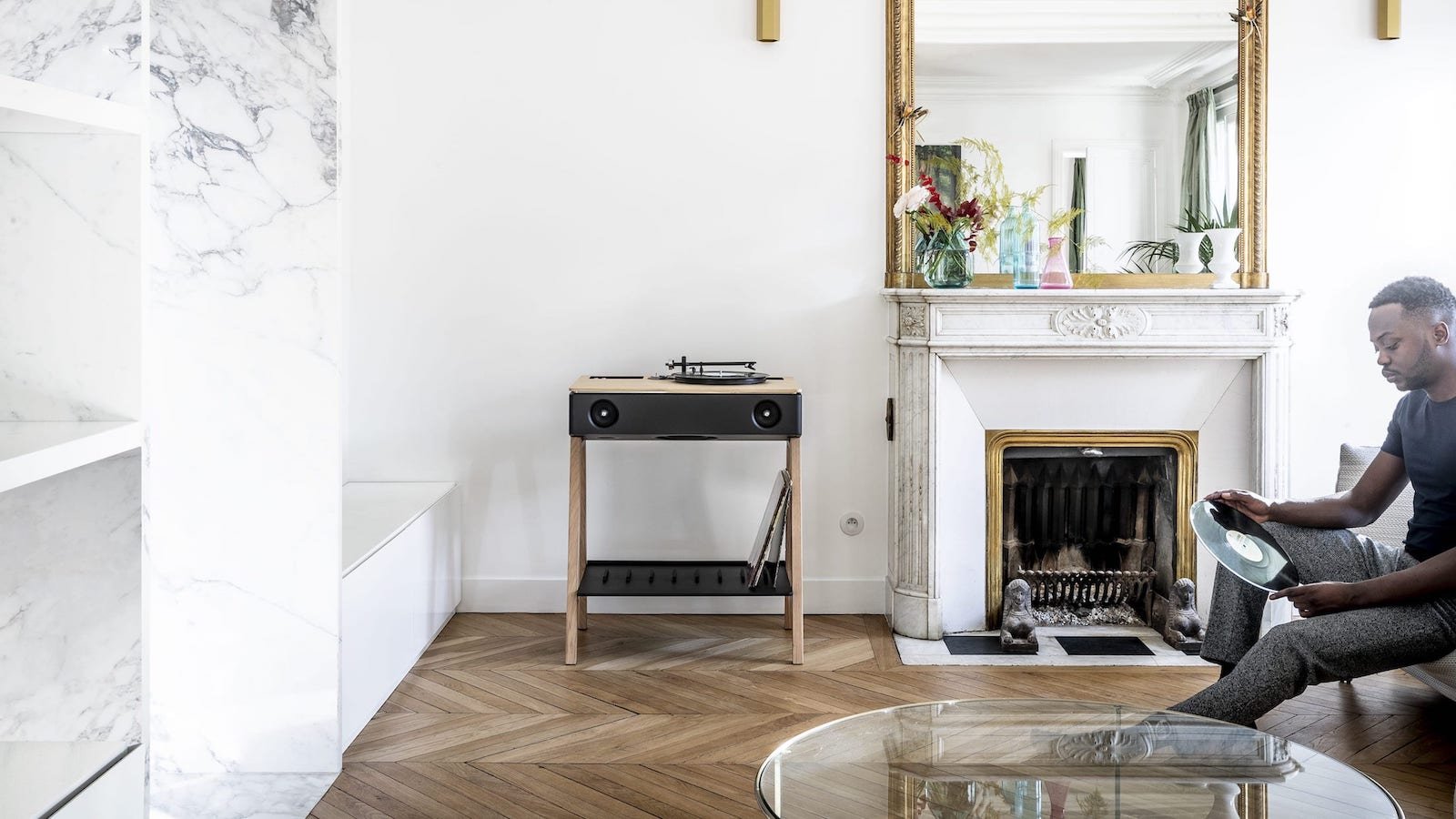 La Boite LX Turntable includes 5 speakers, 315 watts of power, and a minimalist design