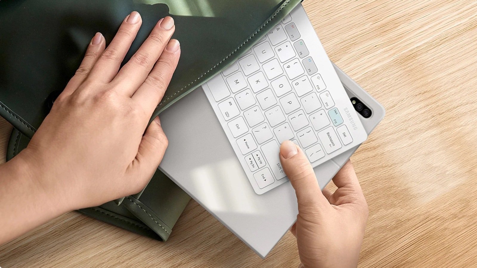 Samsung Smart Keyboard Trio 500 takes your workplace on the go