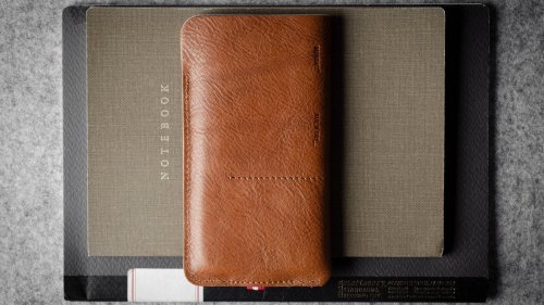 hardgraft Wild iPhone 14 Case envelops your smartphone in leather with 4 card slots