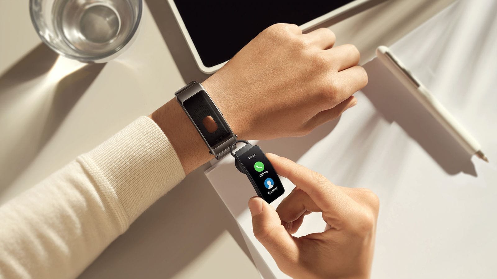HUAWEI TalkBand B6 smart activity tracker features a detachable Bluetooth earphone