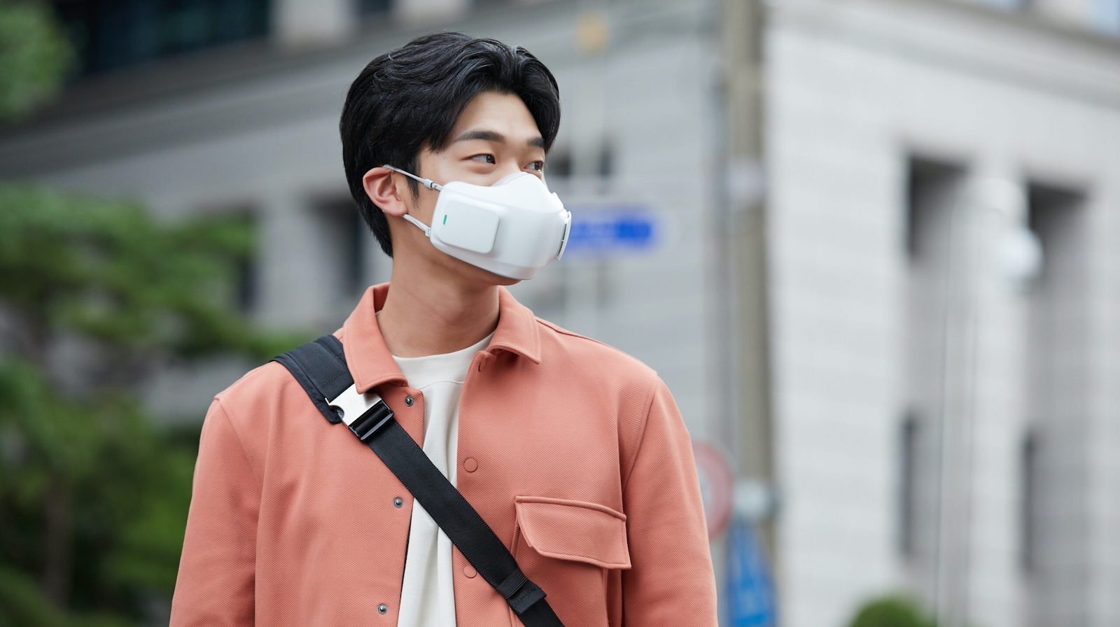 LG PuriCare Wearable Air Purifier battery-powered face mask uses 2 H13 HEPA filters